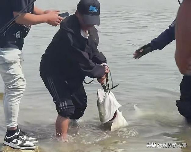 24 小时钓鱼挑战赛：连续作战，钓友：眼睛都钓直了